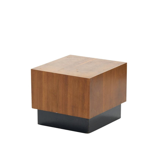 Pair of midcentury modern square walnut side tables with black plinth base, in the style of Milo Baughman