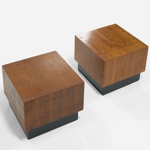 Pair of midcentury modern square walnut side tables with black plinth base, in the style of Milo Baughman