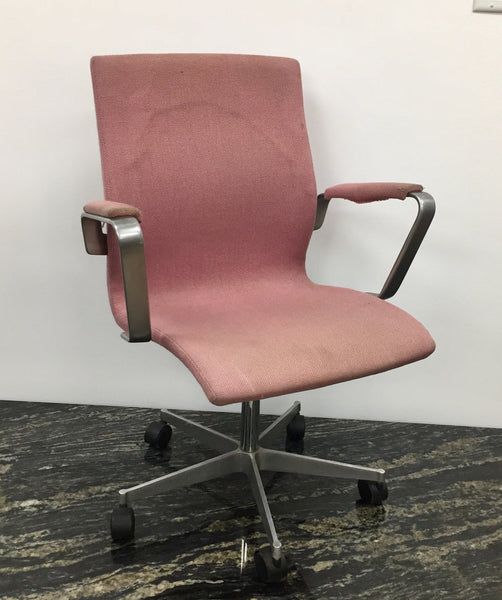 Oxford desk chair with Kevi casters designed by Arne Jacobsen