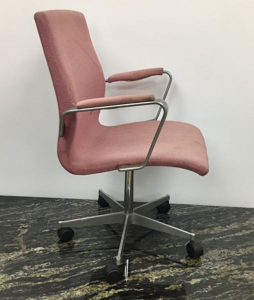 Oxford desk chair with Kevi casters designed by Arne Jacobsen